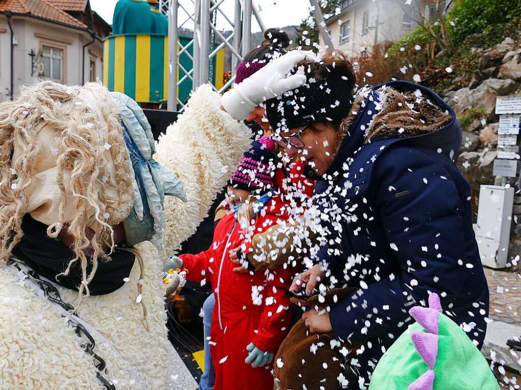 Hunderte Zuschauer erfreuten sich an den Umzugsnummern und dem Narrendorf auf dem Marktplatz.