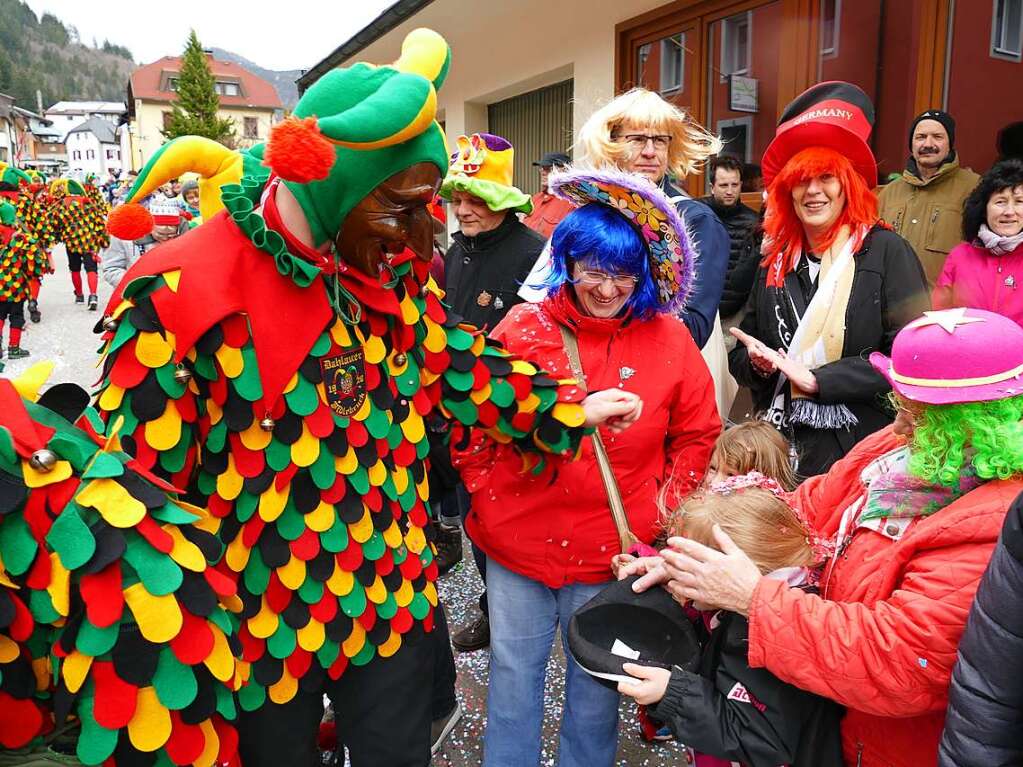 Hunderte Zuschauer erfreuten sich an den Umzugsnummern und dem Narrendorf auf dem Marktplatz.