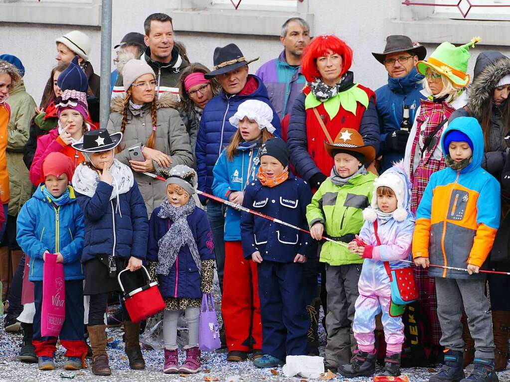 Hunderte Zuschauer erfreuten sich an den Umzugsnummern und dem Narrendorf auf dem Marktplatz.