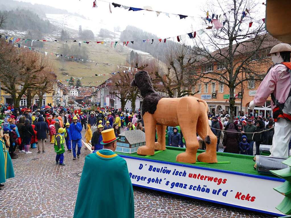 Hunderte Zuschauer erfreuten sich an den Umzugsnummern und dem Narrendorf auf dem Marktplatz.