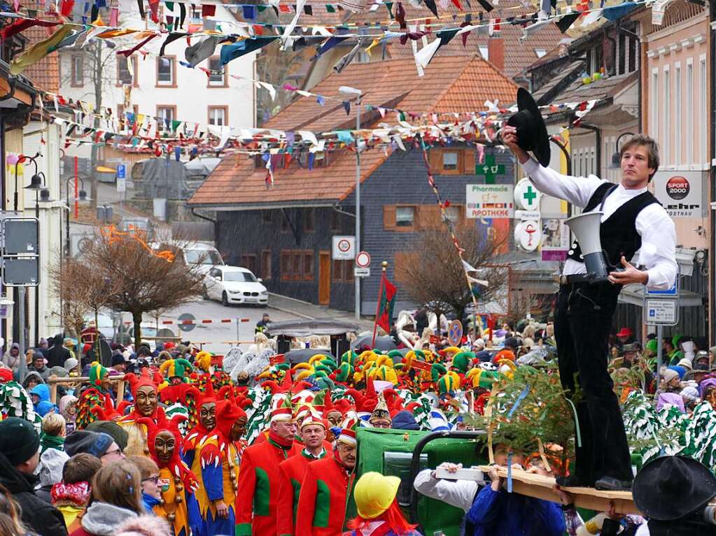 Hunderte Zuschauer erfreuten sich an den Umzugsnummern und dem Narrendorf auf dem Marktplatz.