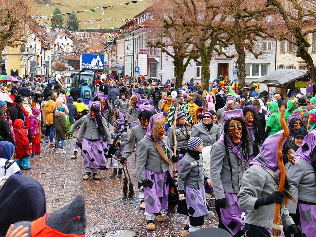 Hunderte Zuschauer erfreuten sich an den Umzugsnummern und dem Narrendorf auf dem Marktplatz.