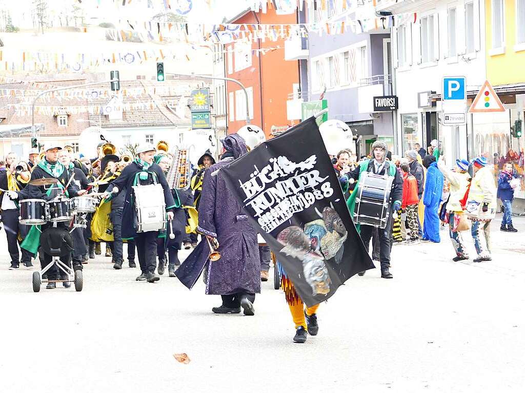 Bunter Umzug durch die Bonndorfer Innenstadt.