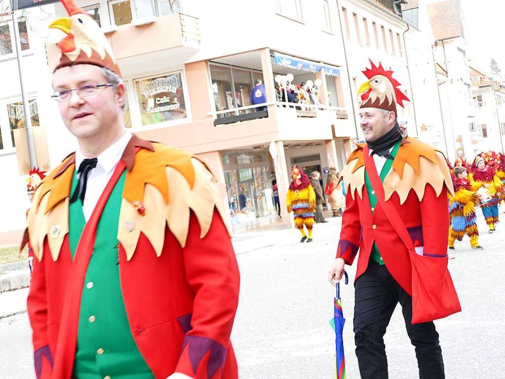 Bunter Umzug durch die Bonndorfer Innenstadt.