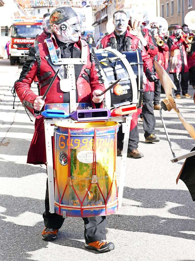 Bunter Umzug durch die Bonndorfer Innenstadt.