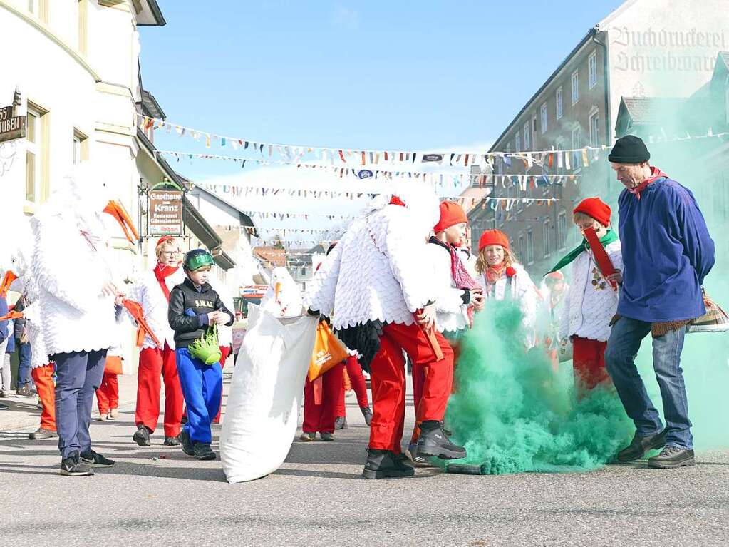 Bunter Umzug durch die Bonndorfer Innenstadt.