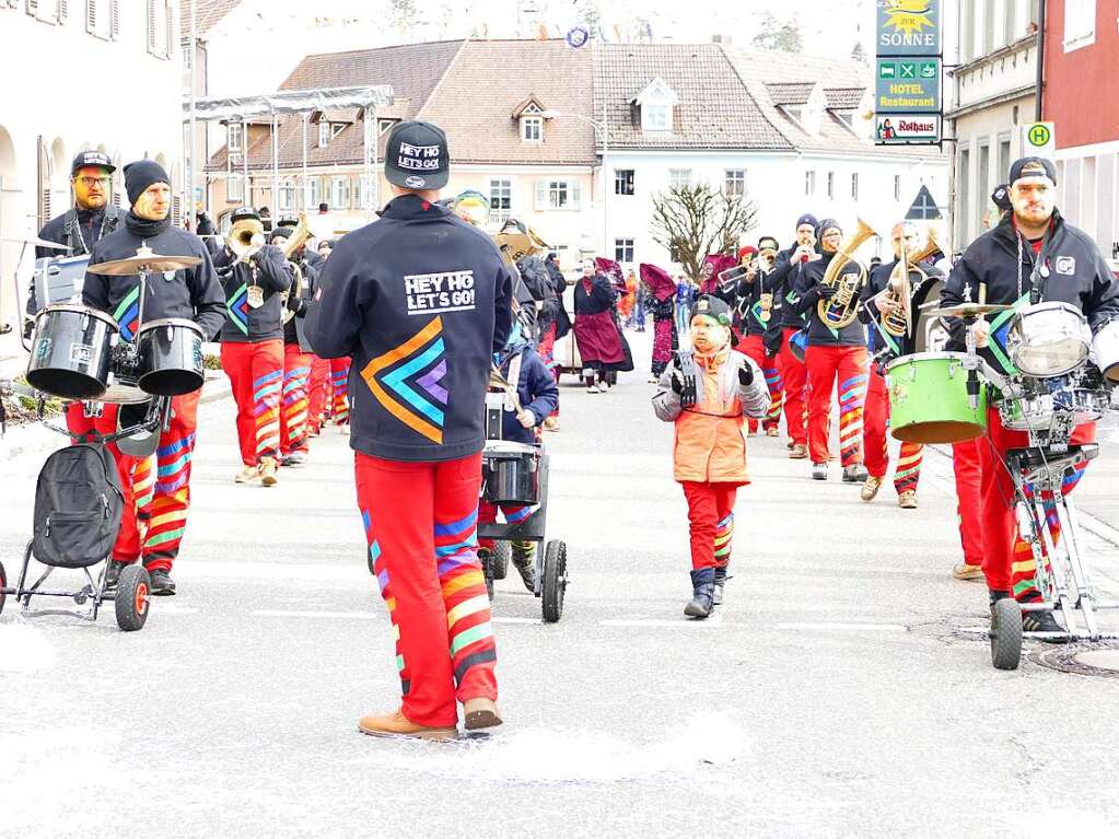 Bunter Umzug durch die Bonndorfer Innenstadt.