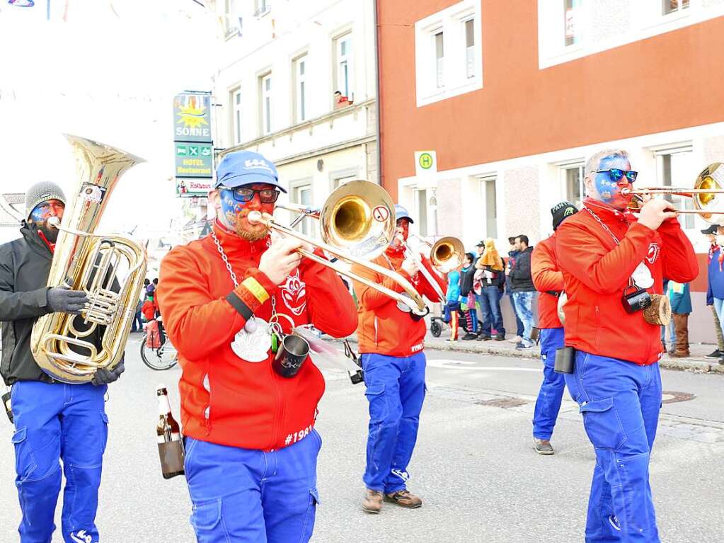 Bunter Umzug durch die Bonndorfer Innenstadt.