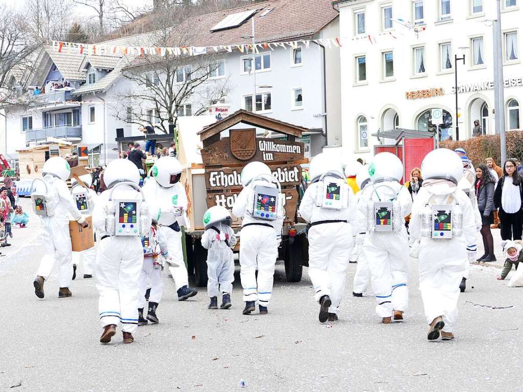 Bunter Umzug durch die Bonndorfer Innenstadt.