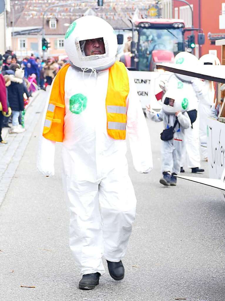 Bunter Umzug durch die Bonndorfer Innenstadt.