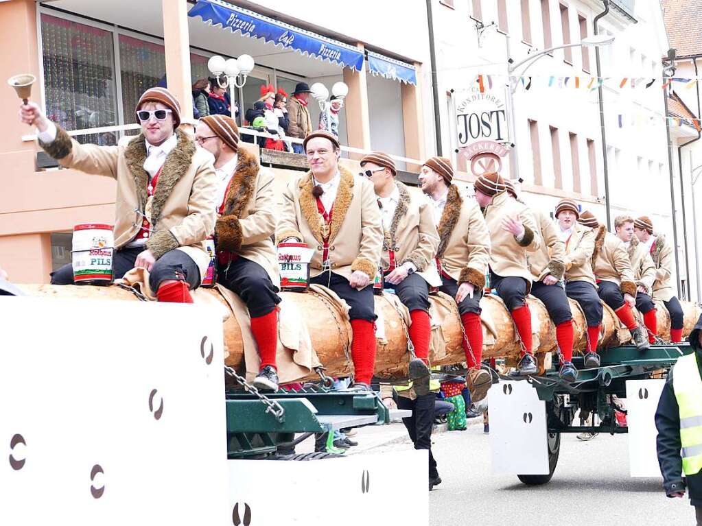 Bunter Umzug durch die Bonndorfer Innenstadt.