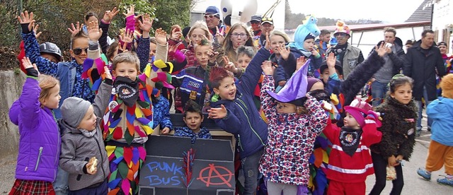 Was fr eine tolle Stimmung beim Umzug der Kinderfasnacht durch Nordschwaben.   | Foto: Petra Wunderle