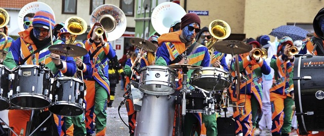 Viele Guggenmusiken und auch  Musikver...nd zeigten unglaubliche Farbenpracht.   | Foto: Lucia van Kreuningen