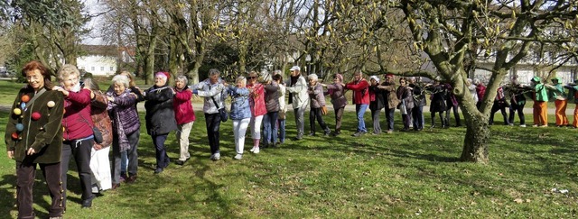 Da steigt die Stimmung: Im Herbert-Kin...olonaise der 3000-Schritte-Teilnehmer   | Foto: Claudia Gempp