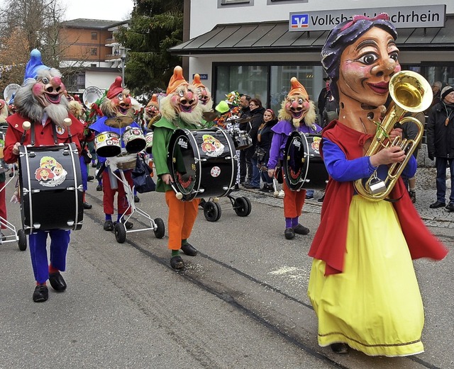 Fr Stimmung sorgten verschiedene Musi...es Fasnetclub Unterjesingen (rechts).   | Foto: Stefan Pichler