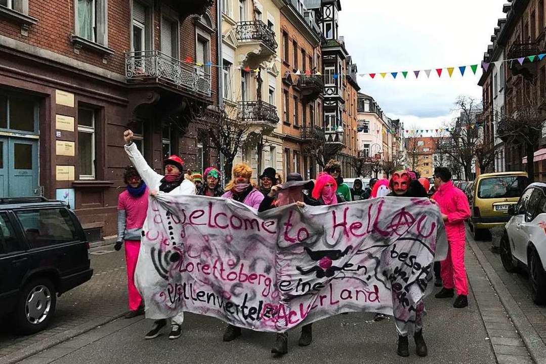 Das Hausbesetzer-Kollektiv &#8222;Die ...erstand in Freiburg aufmerksam machen.  | Foto: Bernhard Amelung