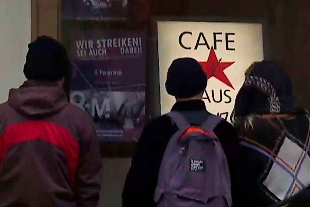 Am Wochenende veranstalteten die Hausb...e und Lesungen im Haus Klarastra�e 17.  | Foto: Falko Wehr