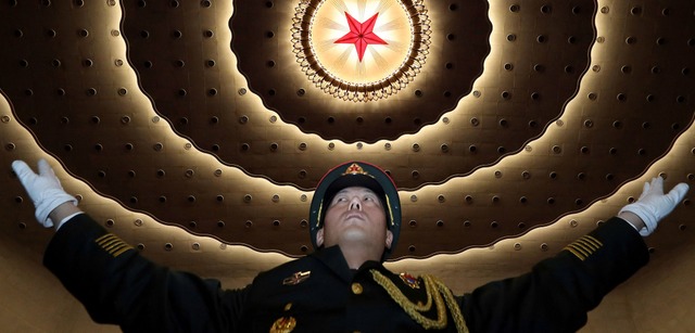 Ein chinesischer Militrkapellmeister ...rffnungssitzung des Volkskongresses.   | Foto: DPA