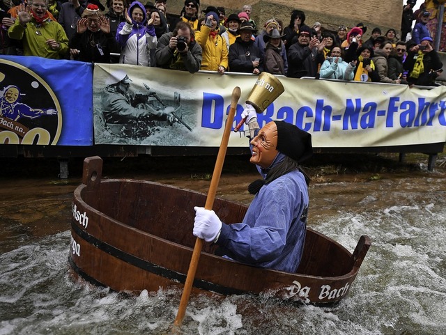 Vierzig Zuberbote auf der Schiltach: Nrrische Da-Bach-na-Fahrt in Schramberg  | Foto: dpa