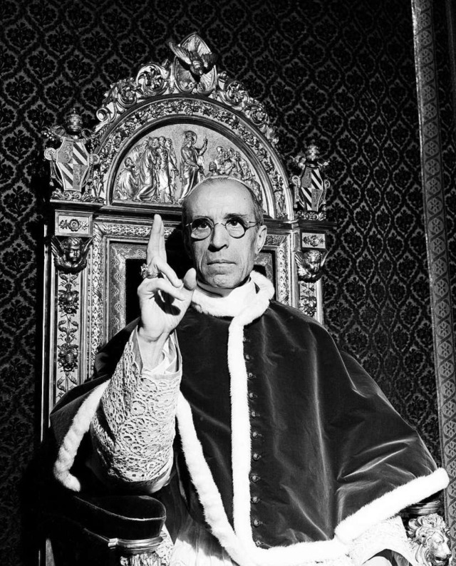 Hat er ber den Holocaust geschwiegen?...Pius XII. im September 1945 im Vatikan  | Foto: dpa