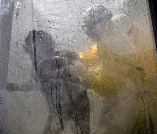 Gesundheitskrfte eines Behandlungszen...nen Patienten mit Verdacht auf Ebola.   | Foto: AFP