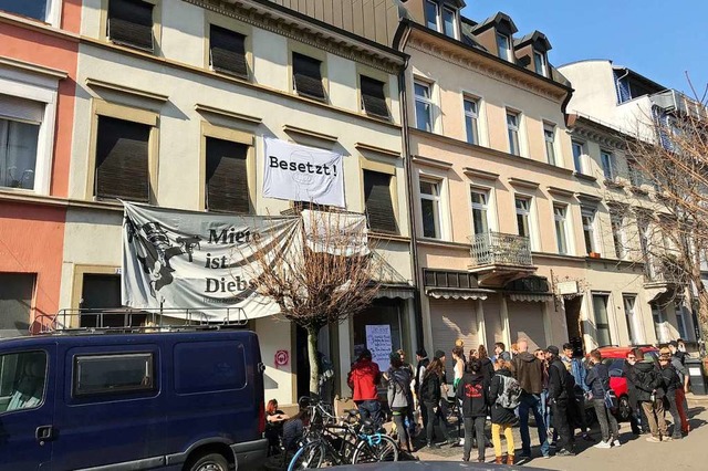 Seit Donnerstag ist das Haus in der Klarastrae 17 besetzt.  | Foto: Bernhard Amelung