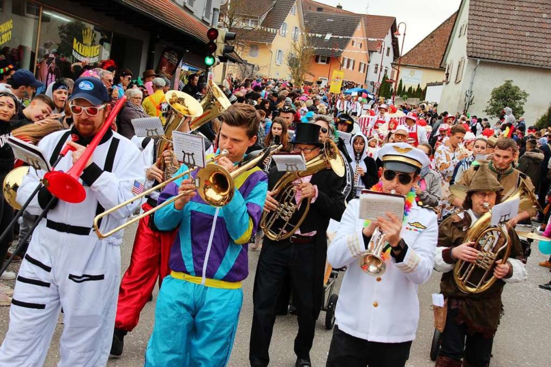 Bunt kostmiert sorgt auch der Musikve...ichtigen Tne beim Gottenheimer Umzug.  | Foto: Mario Schneberg