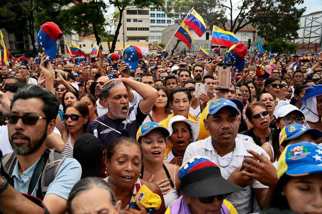 Venezuela kommt aktuell nicht zur Ruhe...slich Guaidos Ankunft auf den Straen.  | Foto: dpa
