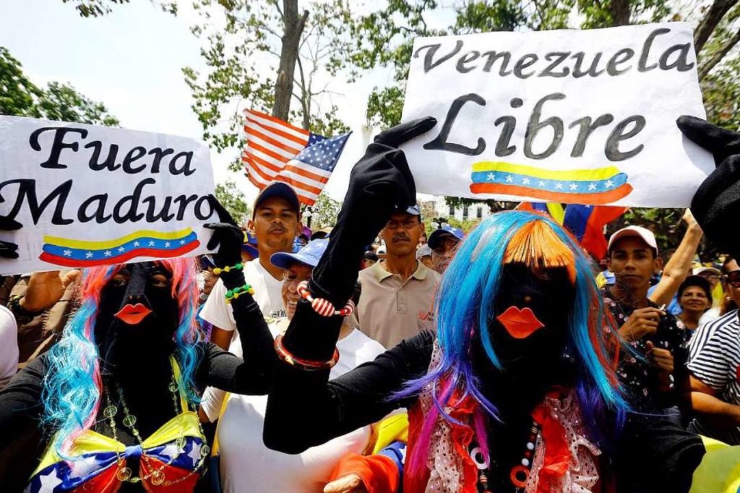 Verkleidete Demonstranten protestieren... die Regierung des Prsidenten Maduro.  | Foto: dpa