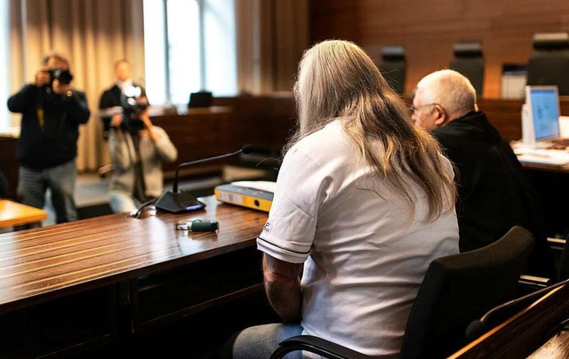 Thomas W. auf der Anklagebank im Freib...hm sitzt sein Verteidiger Klaus Malek.  | Foto: dpa