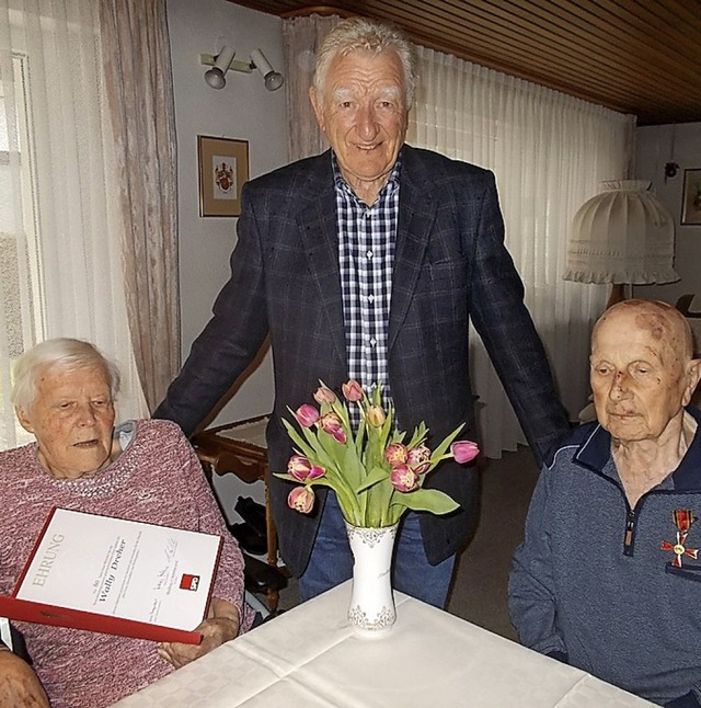 Bruno Sahner (Mitte)  gratuliert Wally... Friedrich Dreher zum 95. Geburtstag.   | Foto: Privat