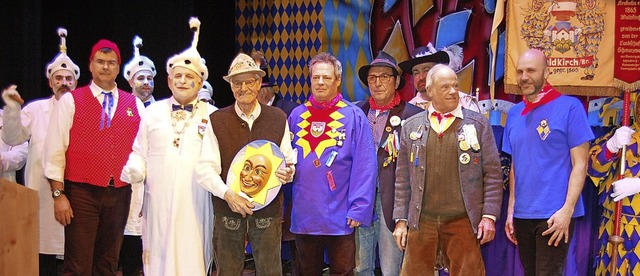 Die Geehrten der Krakeelia mit dem Nar...rpreis in der Hand hlt Albert Bayer.   | Foto: Fotos: C. Ringwald