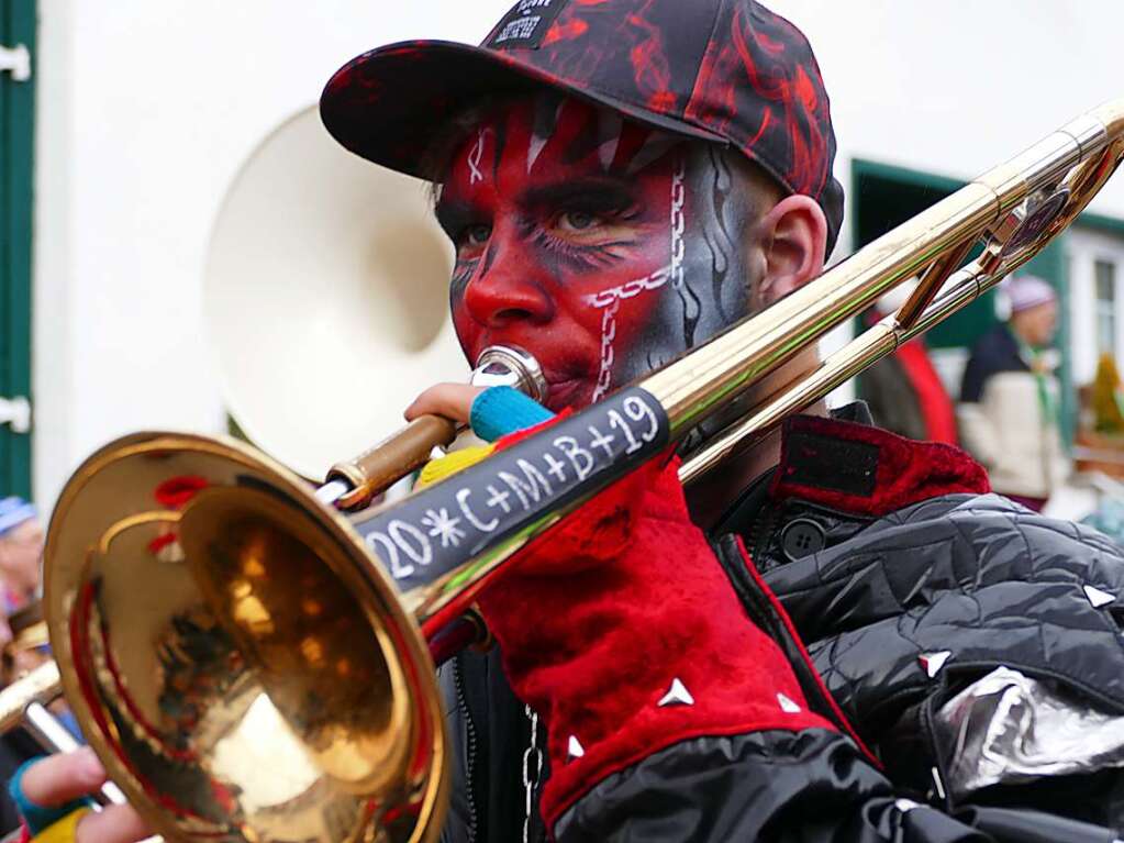 Ein nrrischer Hhepunkt am Fasnet-Zieschdig ist der groe Umzug in Ewattingen. Viele Gruppen und Znfte gaben gemeinsam mit den vielen Zuschauern so richtig Gas.