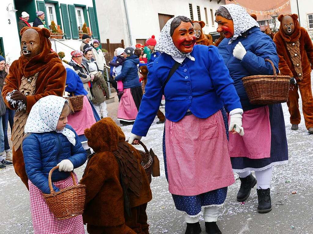 Ein nrrischer Hhepunkt am Fasnet-Zieschdig ist der groe Umzug in Ewattingen. Viele Gruppen und Znfte gaben gemeinsam mit den vielen Zuschauern so richtig Gas.