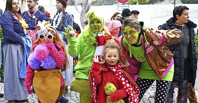 In Schale geschmissen: Kleine Umzugste...ihren bunten fantasievollen Kostmen.   | Foto: Paul Berger