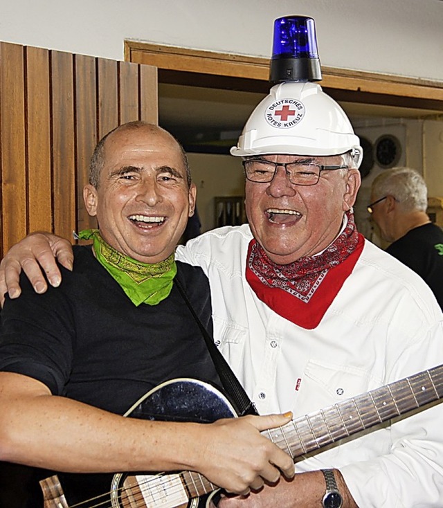 Ralph Rebholz (links) verleiht dem &#8... in der Elfimess den Blau-Licht-Helm.   | Foto: Gutjahr