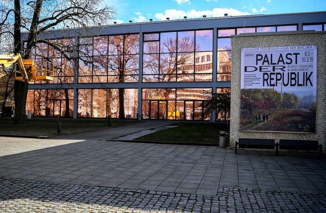 Palast-Fake: Das ist das Haus der Berl...it bronzefarben verdunkelten Fenstern.  | Foto: dpa