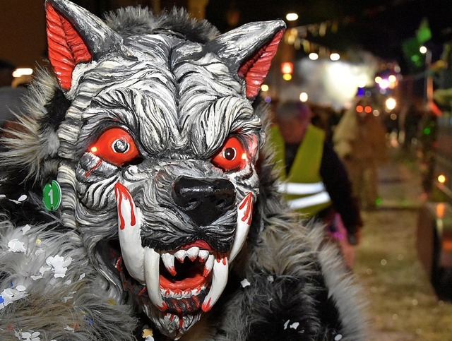 Schaurige Masken und viel Musik gab es beim Nachtumzug in Wyhlen zu genieen.   | Foto: Heinz Vollmar