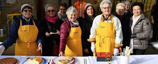 <BZ-FotoAnlauf>Freie-Whler-Frauen: </...t traditionell Kuchen fr gute Zwecke.  | Foto: Barbara Ruda