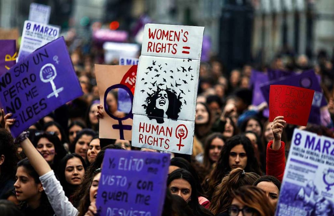 Demonstrierende Frauen am Frauentag 20...zahl von Aktionen und Veranstaltungen.  | Foto: AFP