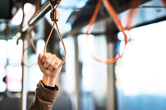 Der Fahrgast strzte bei der Notbremsung des Busses (Symbolbild).  | Foto: Terovesalainen (Adobe Stock)