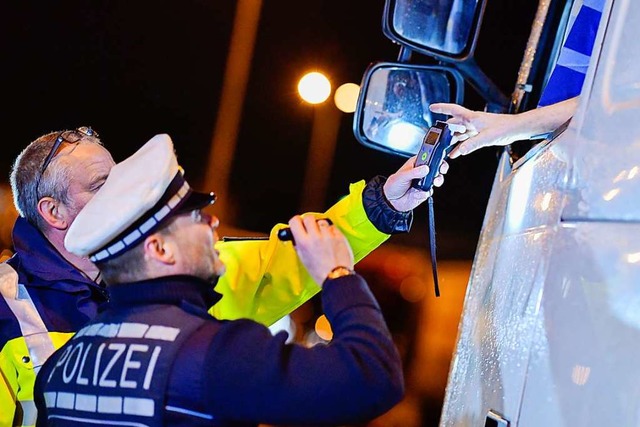 Alkohol und schwere Lkw vertragen sich...irsttunnel gestreift hat (Symbolbild).  | Foto: dpa