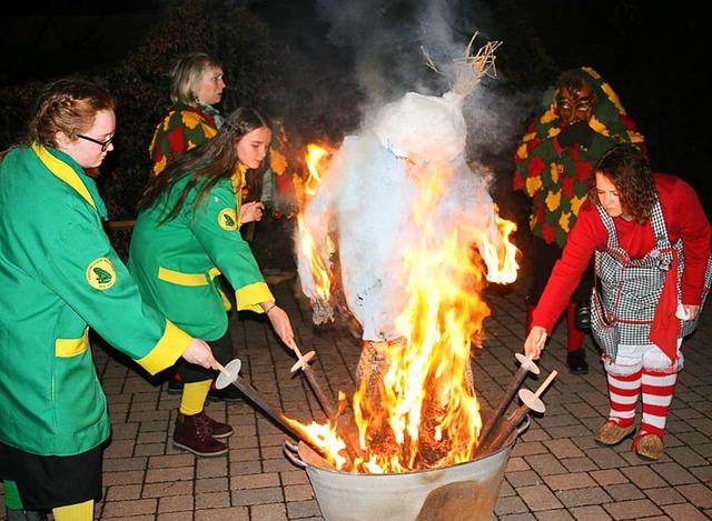 In Flammen auf ging die Fasnachtspuppe  auf dem Steinener Marktplatz.  | Foto: Lacher