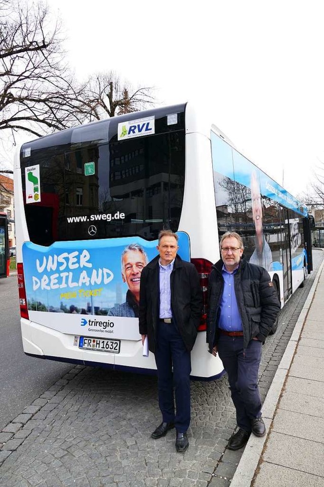 Frank Brnighausen (links) und Thomas Lang vor einem der Triregio-Busse.  | Foto: Michael Baas