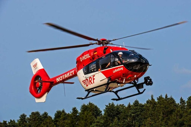 Zwei Rettungshubschrauber waren im Ein...ie Uniklinik nach Freiburg zu fliegen.  | Foto: DRF