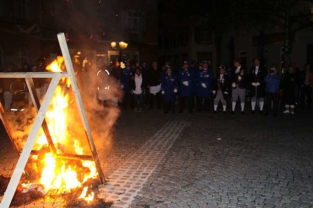 Unter Wehklagen wurde in Schopfheim der &#8222;Kerli&#8220; angesteckt.  | Foto: Monika Weber