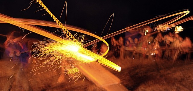Beim Scheibenschlagen kann man spektakulre Lichteffekte  erleben  | Foto: Patrick Seeger (dpa)