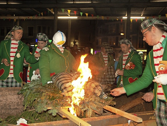 Der Latschari und die Spitze des Narrenbaumes brannten am Dienstag  lichterloh.   | Foto: Petra Wunderle