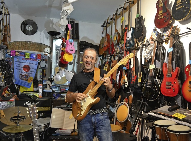 Musiker mit viel Herz: Nando Rizzo mit... Stratocaster in seinem Gitarrenladen   | Foto: Harald Rudolf