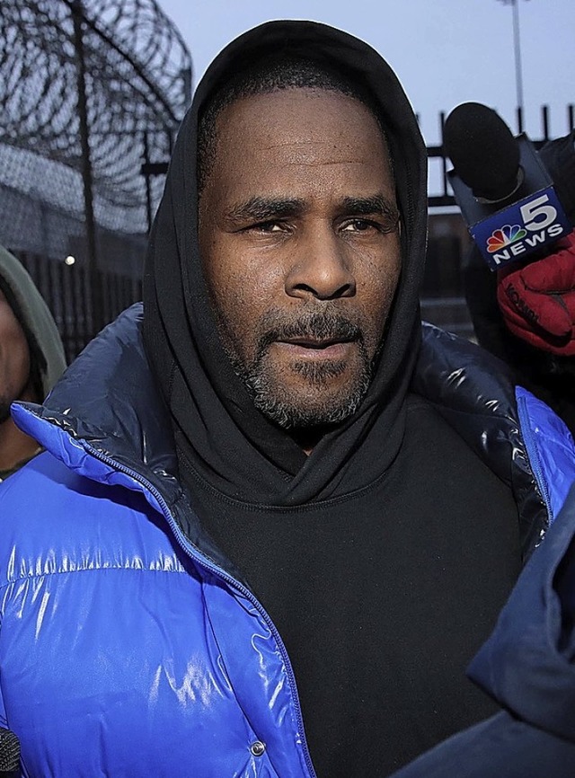 R. Kelly verlsst das Chicagoer Gefngnis Cook County.   | Foto: AFP